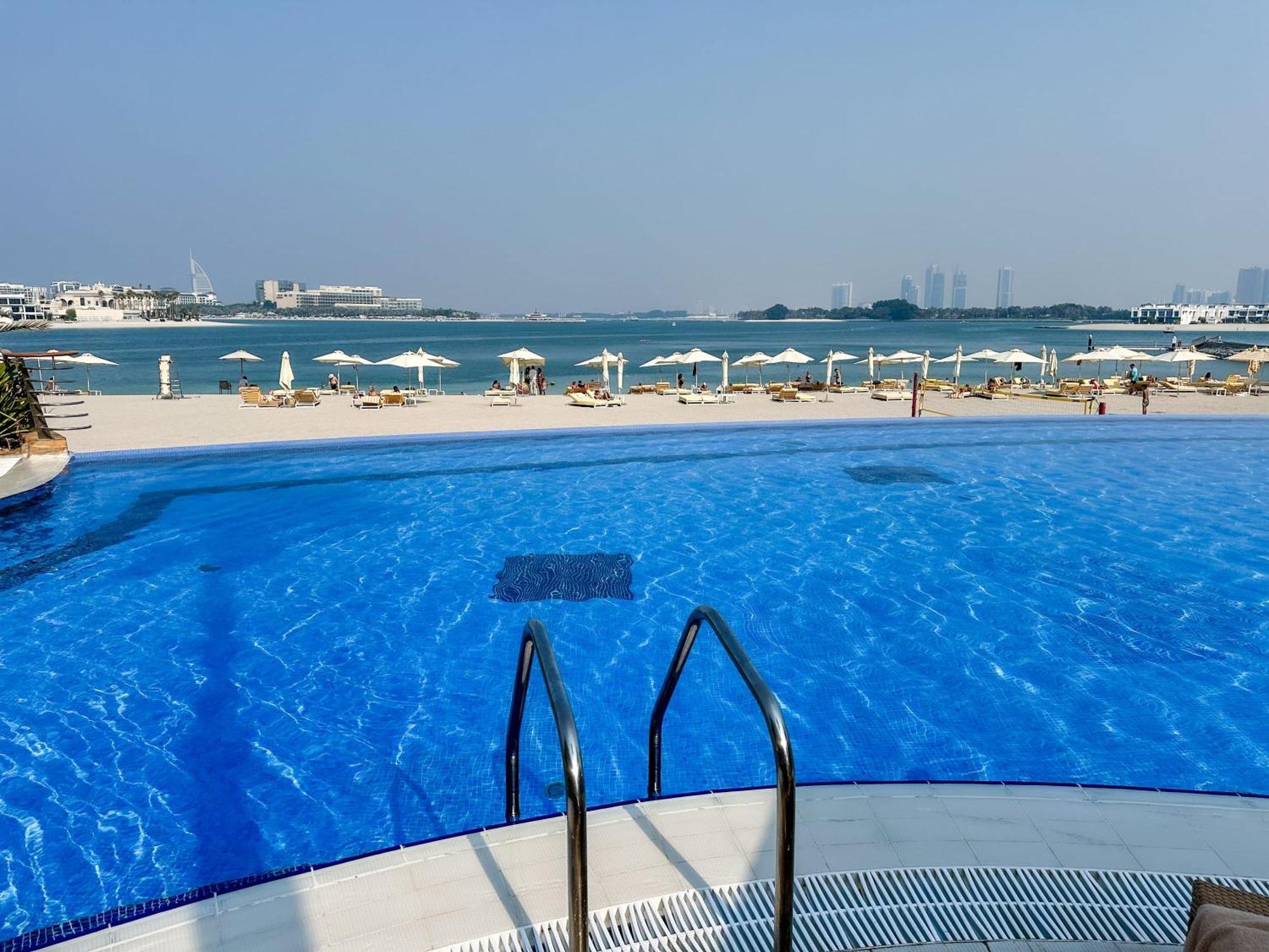 Modern Beachfront 1Br Apartment - Tiara Residence Дубай Екстер'єр фото